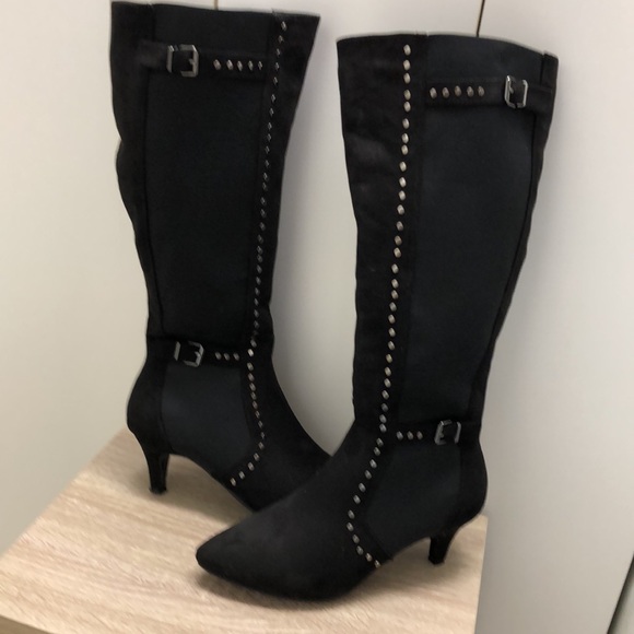 Woman’s suede boots 2 1/2 inch heel - Picture 6 of 13